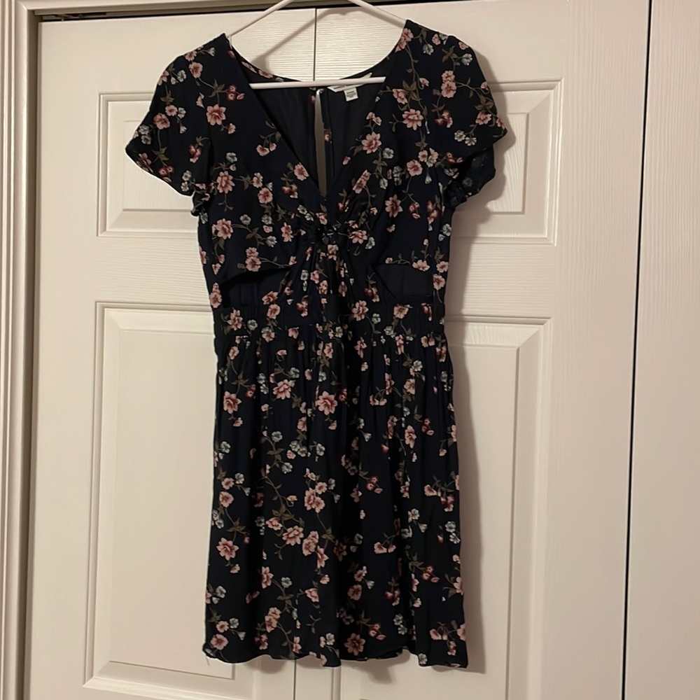 American Eagle navy floral dress. Size M. Worn once. Great condition. Smoke free